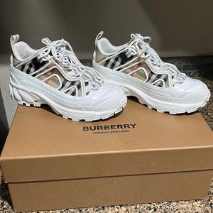 BURBERRY SNEAKERS